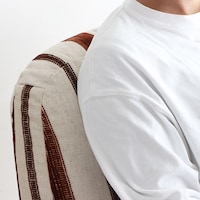 肩まで支えてくれるハイバック仕様/レッド