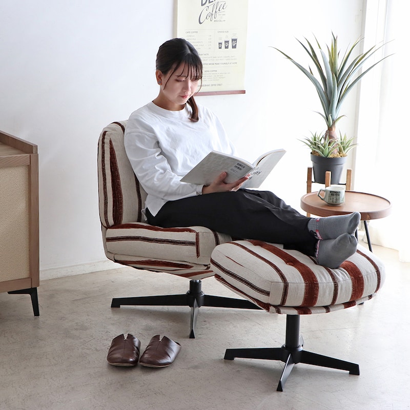 コンパクトサイズなのにゆったりもたれて座れるパーソナルチェア/レッド