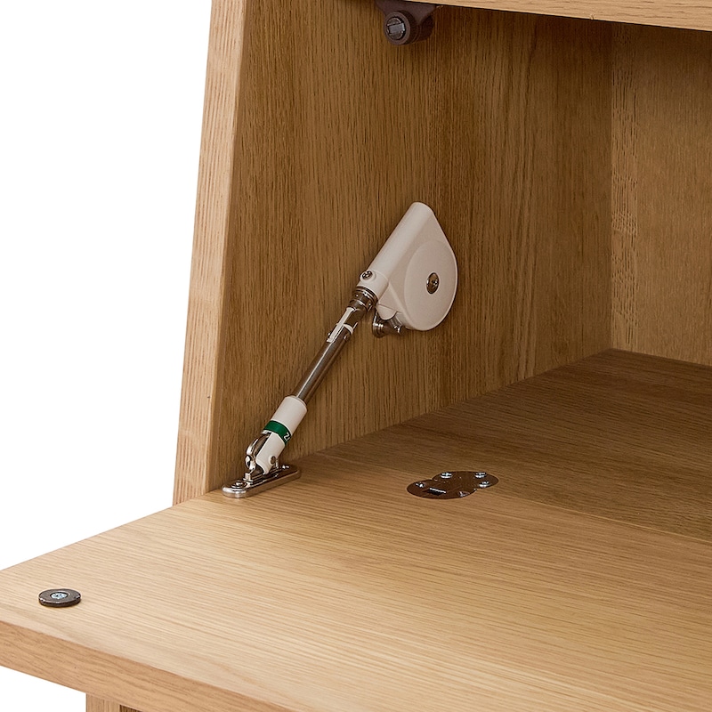 フラップ扉はゆっくり開閉するソフトダウンステー付き。/デスク　※仕様のみの参照です。