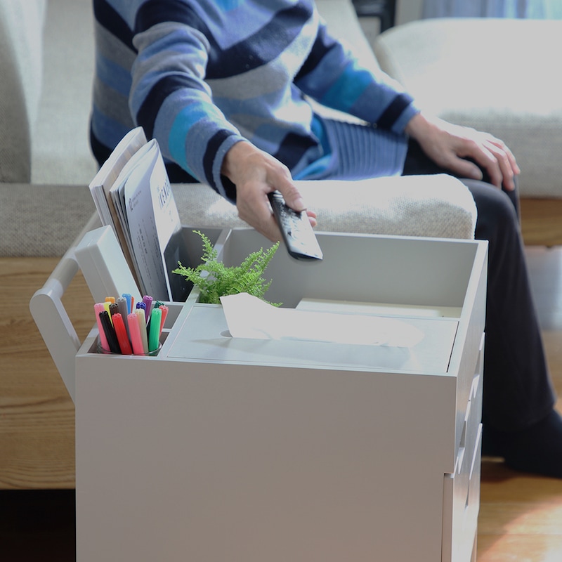 ソファーのサイドテーブルとしても使いやすい高さ/グレー