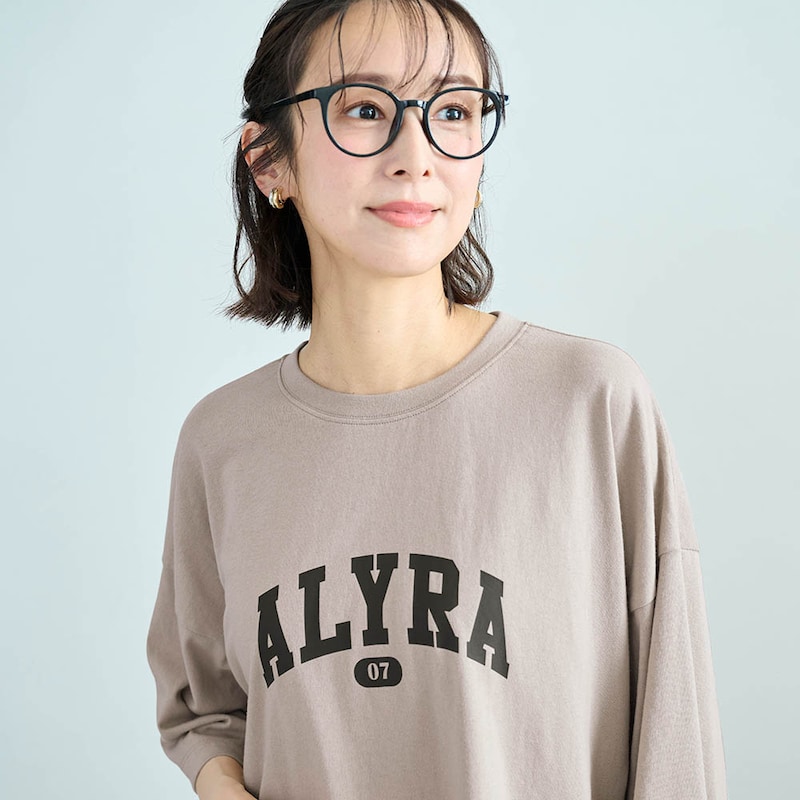 こだわりぬいたネックラインは、開きすぎず、詰まりすぎずな絶妙なライン