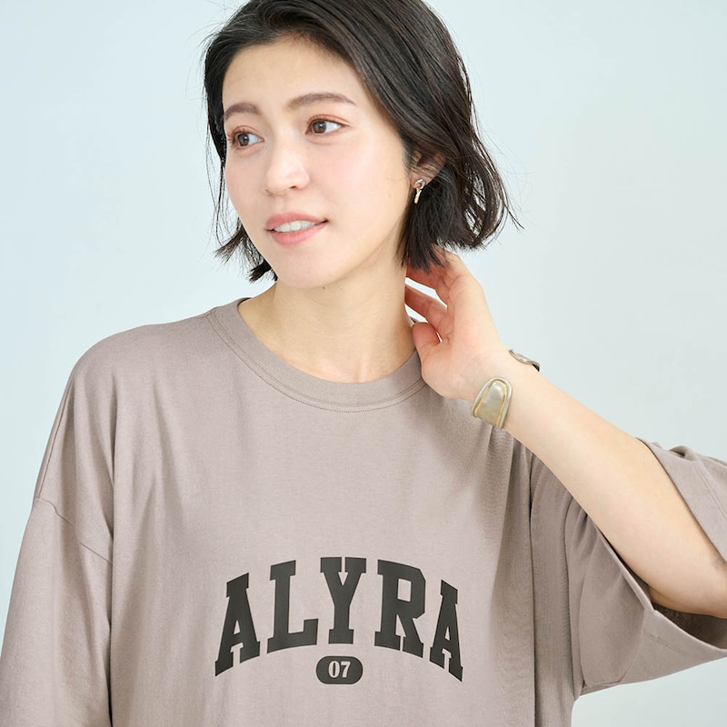 こだわりぬいたネックラインは、開きすぎず、詰まりすぎずな絶妙なライン