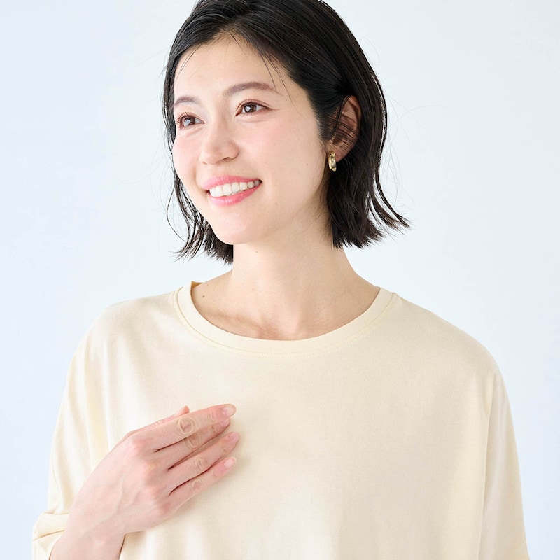 ネックラインは細幅の切り替えですっきり見え