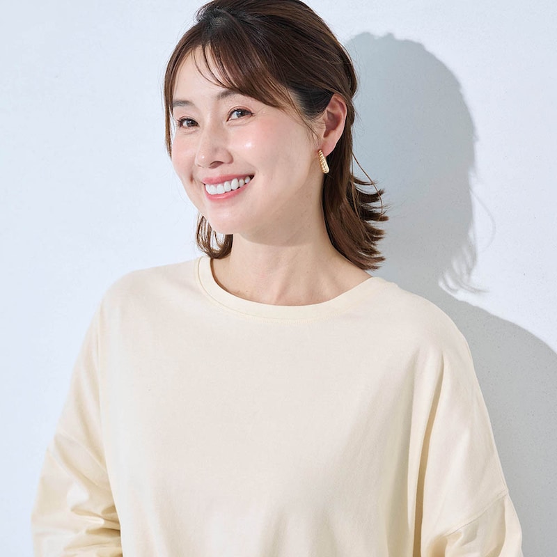 ネックラインは細幅の切り替えですっきり見え