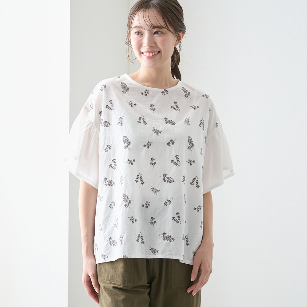 【ベルメゾン】袖フレア刺しゅうブラウス