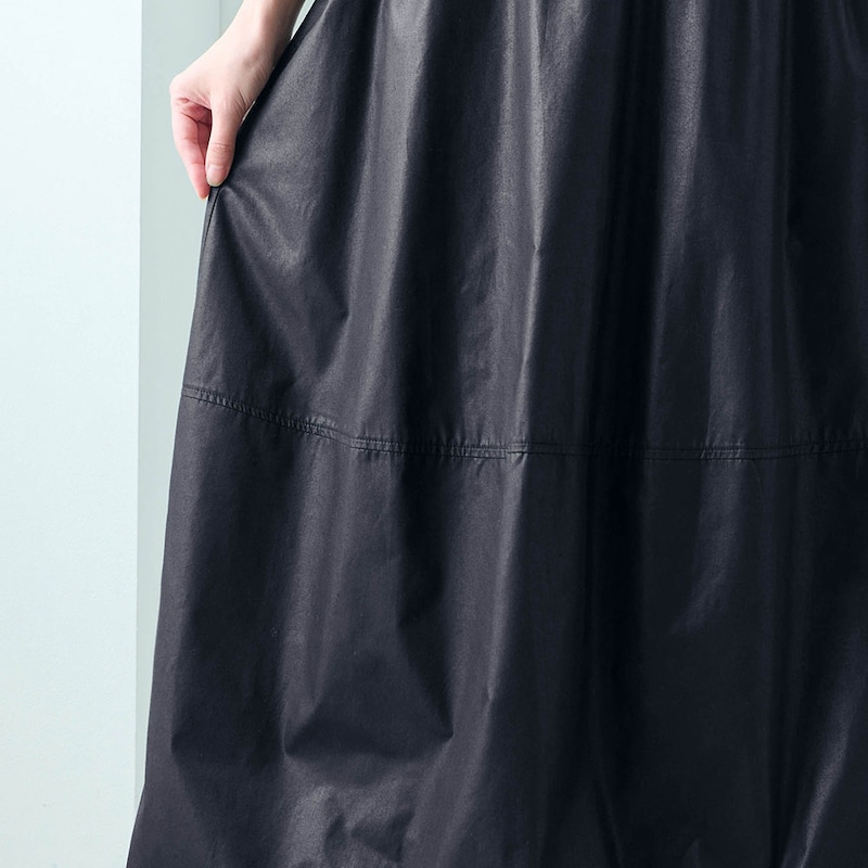 光沢感のあるチンツ加工素材を使用