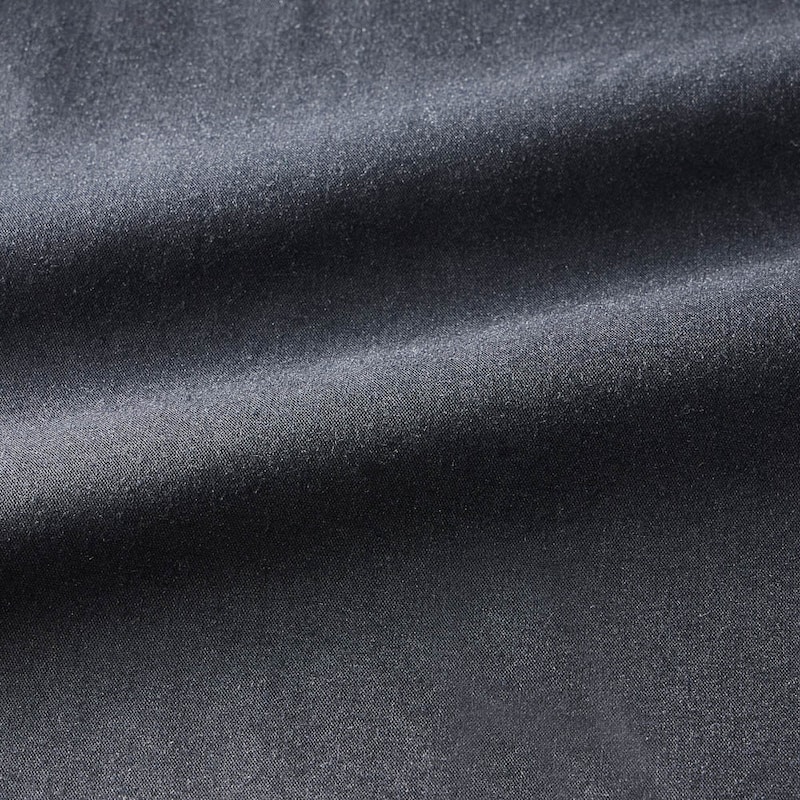 レザーっぽさのある上質感を演出し膨らみすぎないので大人っぽい着こなしにも対応