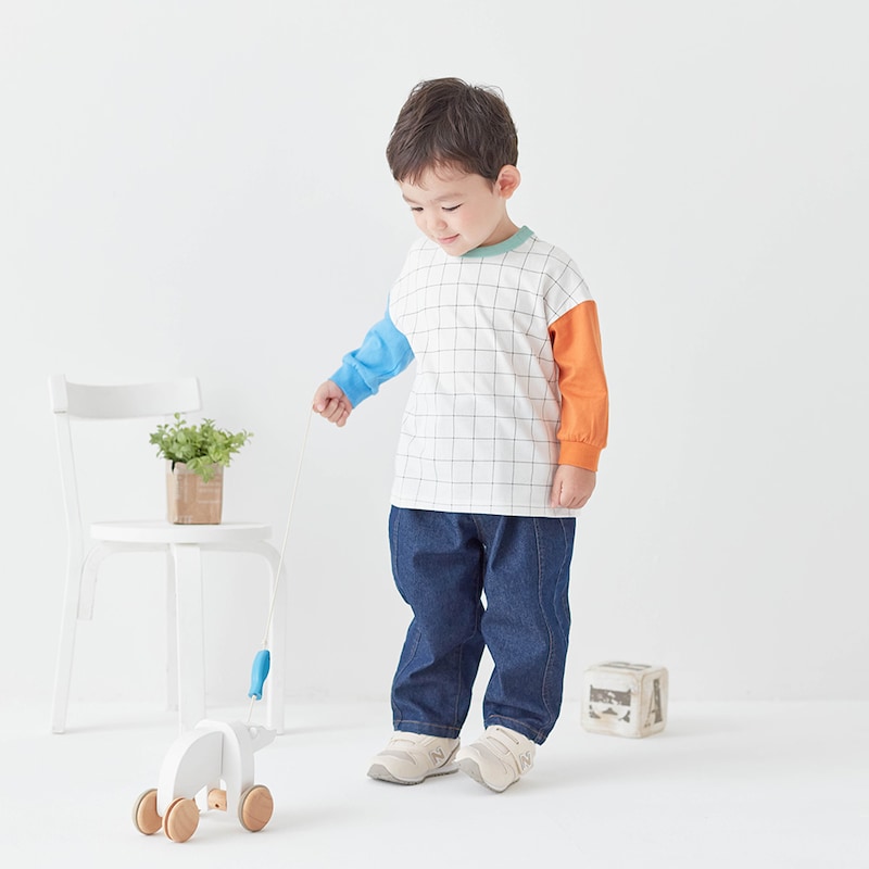 オフホワイトグラフチェック／モデル身長88cm・90サイズ着用