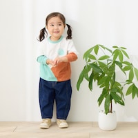 オフホワイト系／モデル身長82cm・80サイズ着用・体重11kg