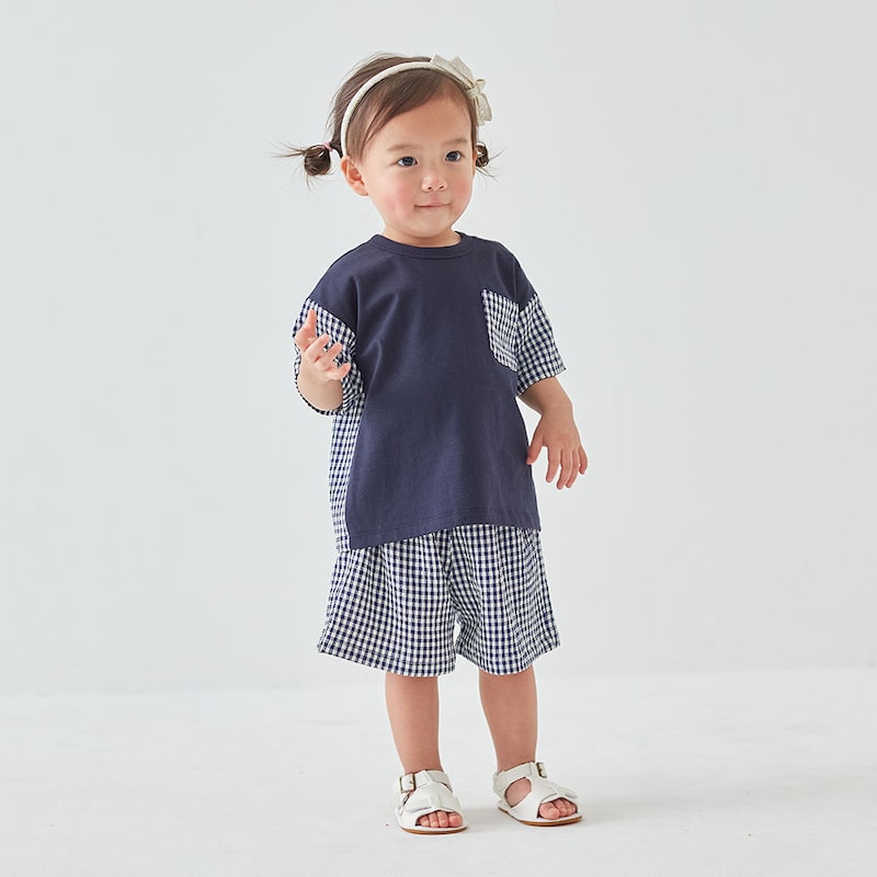 半袖Tシャツ（ネイビー）・パンツ（ネイビー）／モデル身長78cm・80サイズ着用