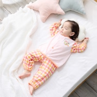 レッド系／モデル身長76cm・80サイズ着用・体重10kg