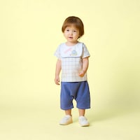タキシードサム（オフホワイト）／モデル身長82cm・80サイズ着用・体重10.5kg