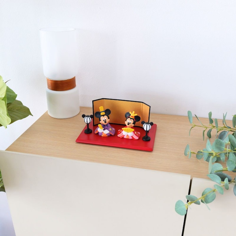 玄関や棚の上など、省スペースで飾れるコンパクトなサイズが魅力