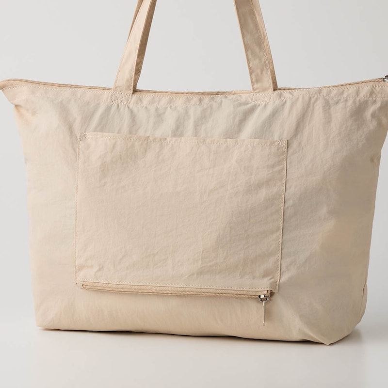 背面の差込口下部にはファスナーが付いているので簡易ポケットとしても使用できます