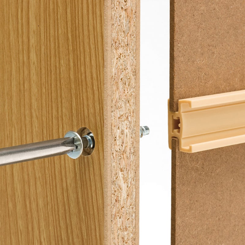 裏板を固定することでラック本体を引き締め全体の強度を確保