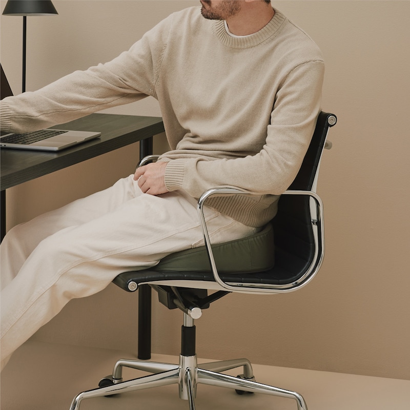 お尻にかかる負担を軽減し、馬の鞍から発想した独自形状が美しい姿勢をサポートします。