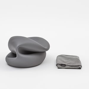 エアポンプで膨らませるエアクッション構造のため、未使用時は空気を抜いて収納ができます