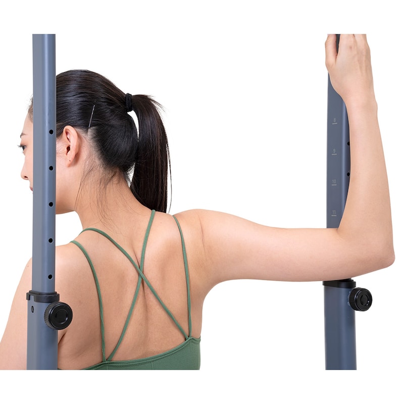 バーにつかまり体をねじって、肩周りを重点的に