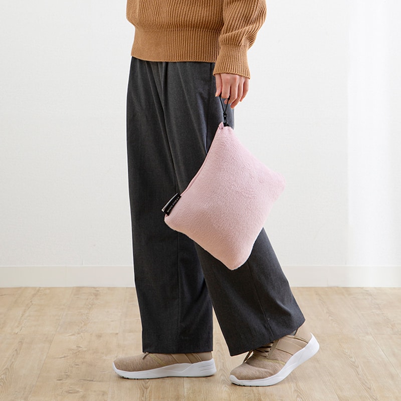 クッション型になるので、持ち運びにも便利