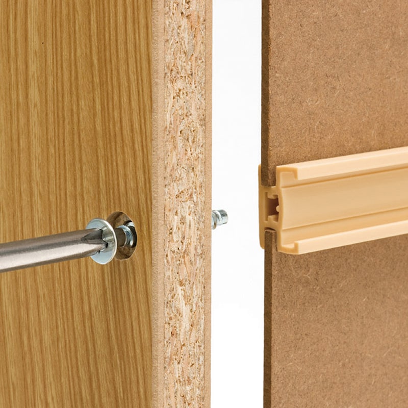 裏板を固定することでラック本体を引き締め全体の強度を確保