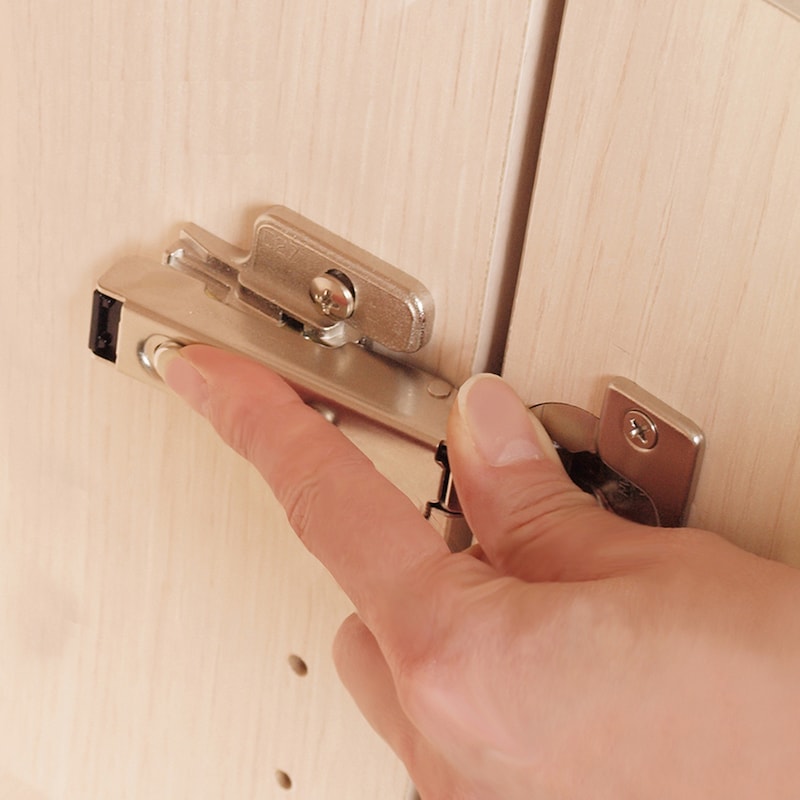 扉は本体穴に蝶番の突起部分を合わせて押し込むだけのワンタッチ簡単取り付け