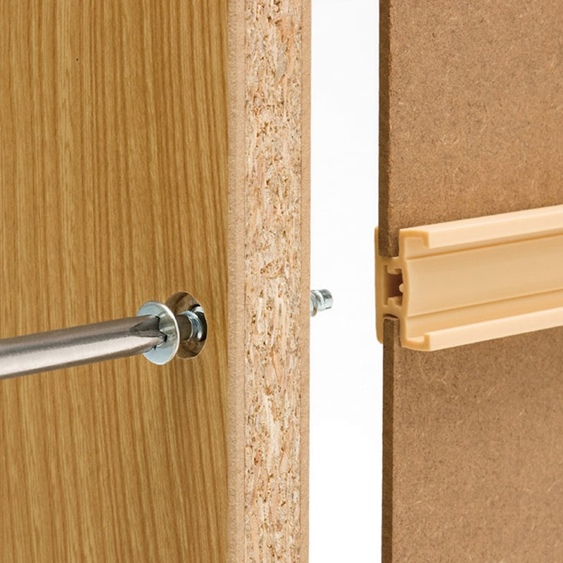 裏板を固定することでラック本体を引き締め全体の強度を確保