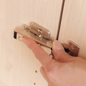 扉は本体穴に蝶番の突起部分を合わせて押し込むだけのワンタッチ簡単取り付け