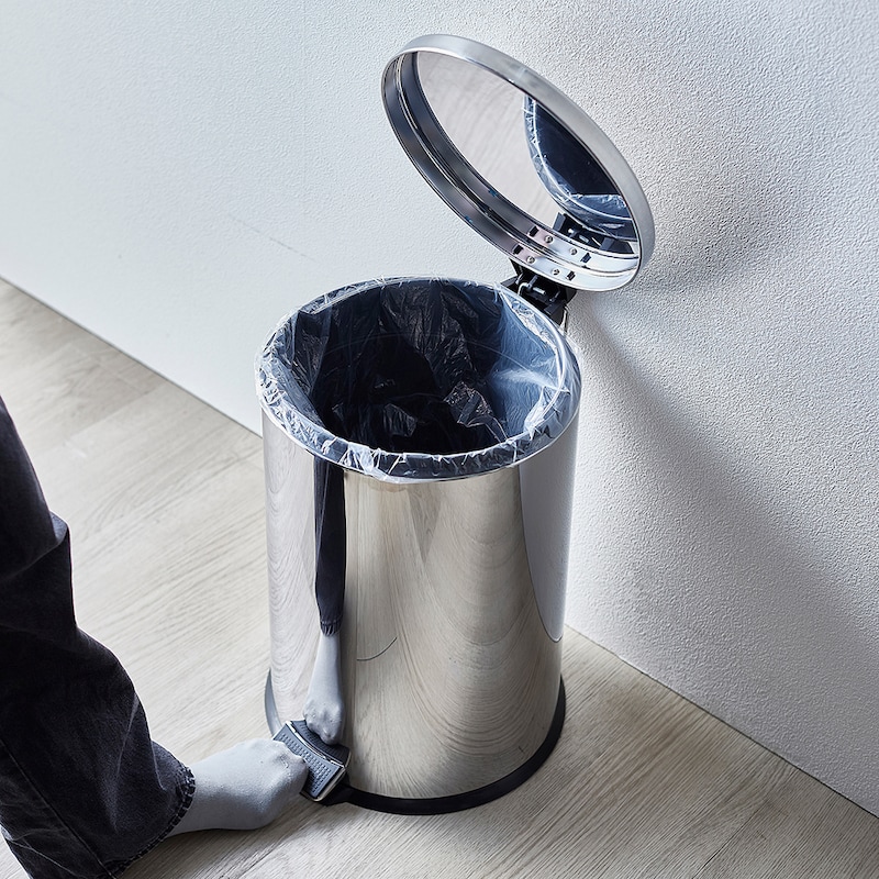 ペダルオープン式で開閉時も衛生的