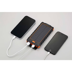 2つのUSBポートで2つのデバイスを同時充電可能