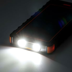 暗いところでパッと光る通常/フラッシュ2種のLEDライト付き
