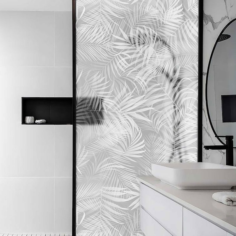 ガラスに霧吹きで水をかけるだけで、フィルムを貼れます