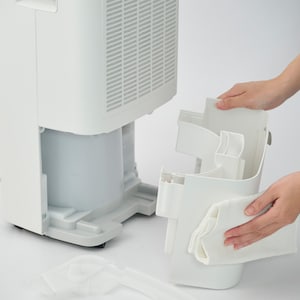 排水タンクは本体背面から取り外しでき、ふたを外さなくても排水が可能