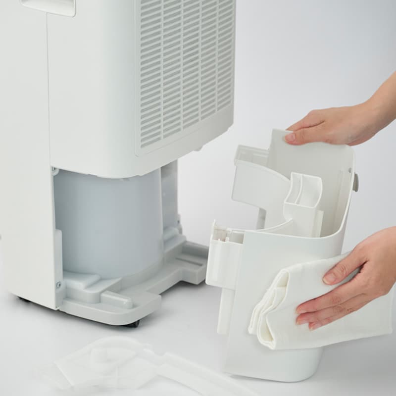 排水タンクは本体背面から取り外しでき、ふたを外さなくても排水が可能