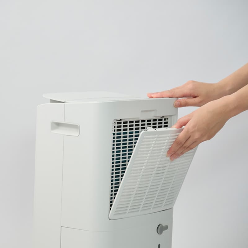 本体背面から取り外し、掃除機でほこりを取り除いてください