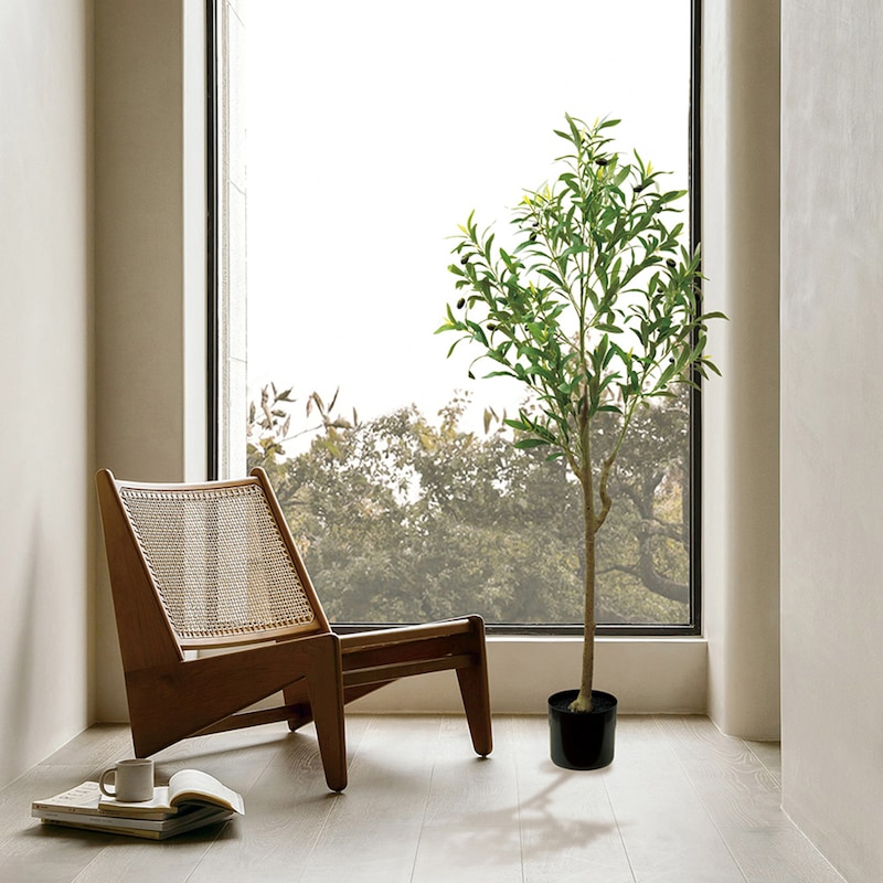 枯れる心配がなく、水やりなどのお手入れも不要