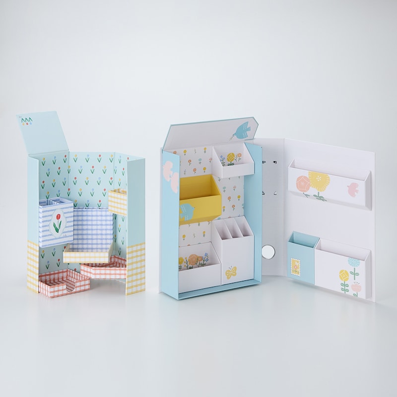 開くと大小異なる収納ポケット