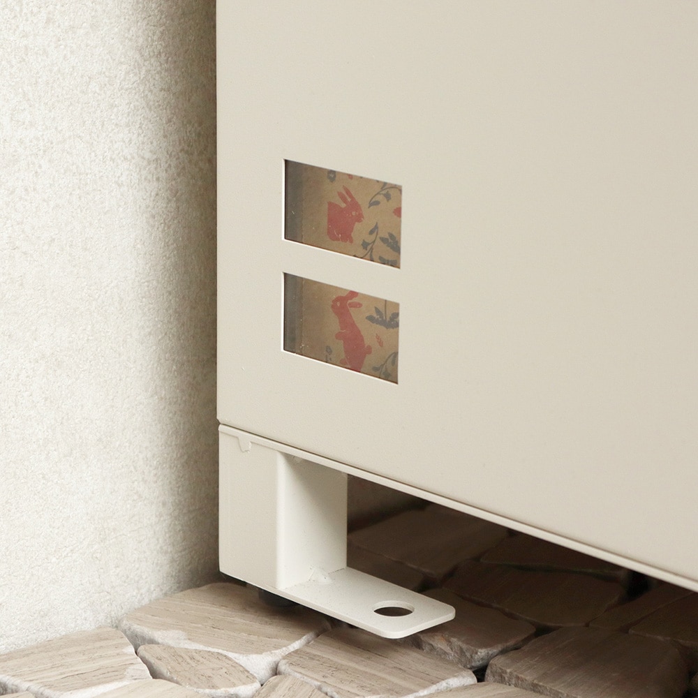 扉を開けなくても荷物の確認できるスリット窓付き