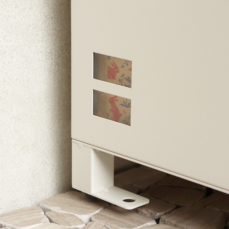 扉を開けなくても荷物の確認できるスリット窓付き