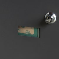 スリット窓付きで、扉を開けなくても荷物の確認が可能です