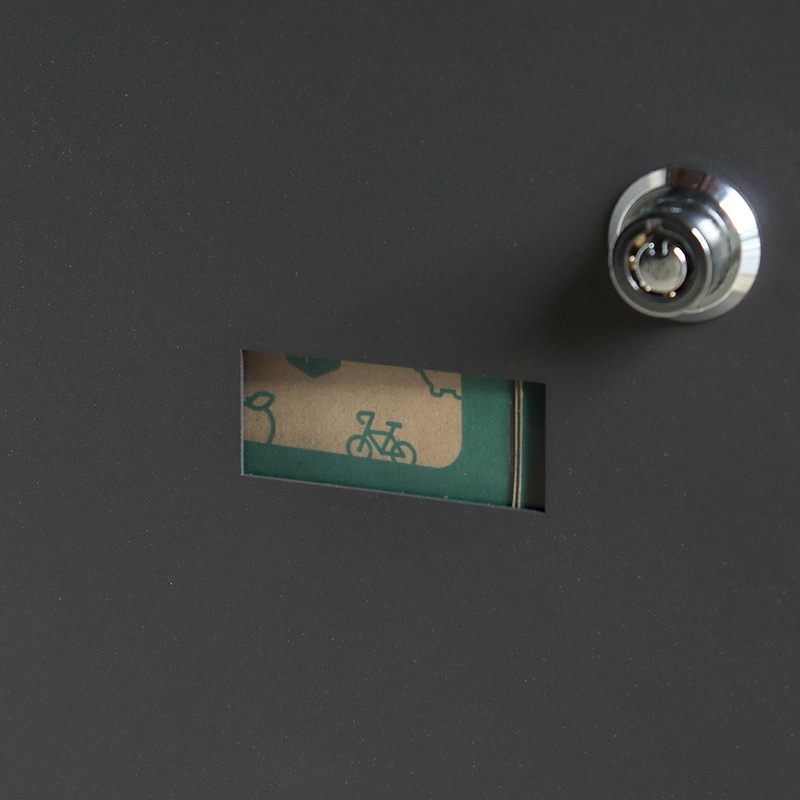 スリット窓付きで、扉を開けなくても荷物の確認が可能です