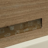 扉を開けなくても荷物の確認が可能な正面扉下部スリット窓付き