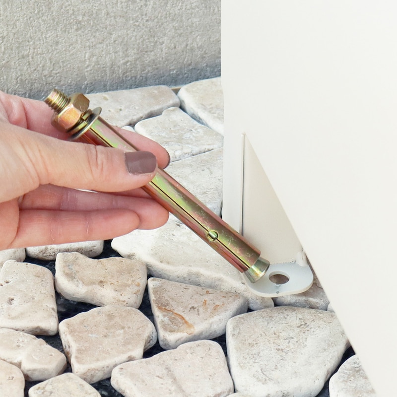 付属のアンカーボルトで固定できます