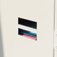 スリット窓付きで、扉を開けなくても荷物の確認が可能です