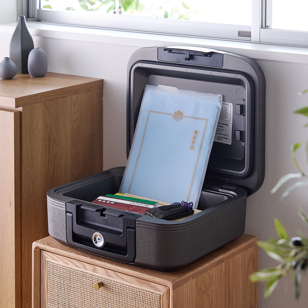 【ベルメゾン】貴重品や重要書類の保管に 72時間防水・30分耐火のポータブル保管庫(A4)