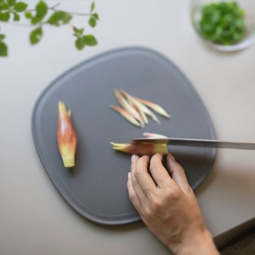 「木」と「樹脂・ゴム」の、いいとこどり。安定性も使い心地も追求したまな板 【食洗機対応】