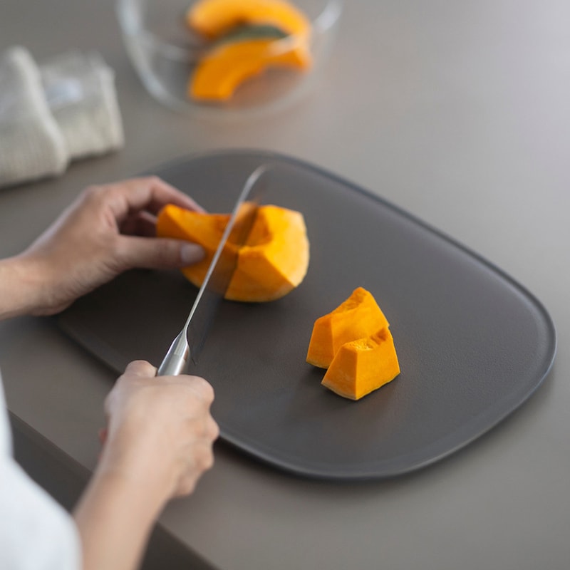 傷つきにくく滑りにくい お皿のように扱えるまな板