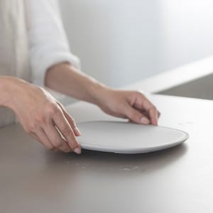 フチが浮いた形なので、指が入って持ち上げやすい