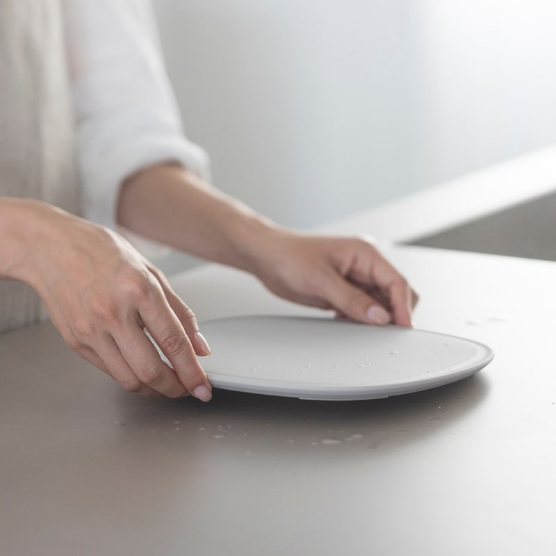 フチが浮いた形なので、指が入って持ち上げやすい