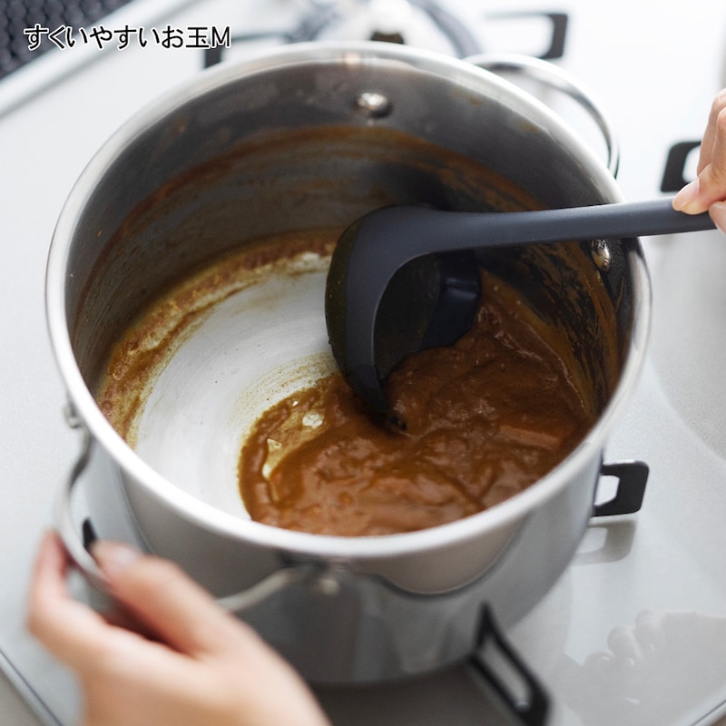 鍋肌や食材を傷つけにくく、底面・側面に沿わせて残さずすくいきれます