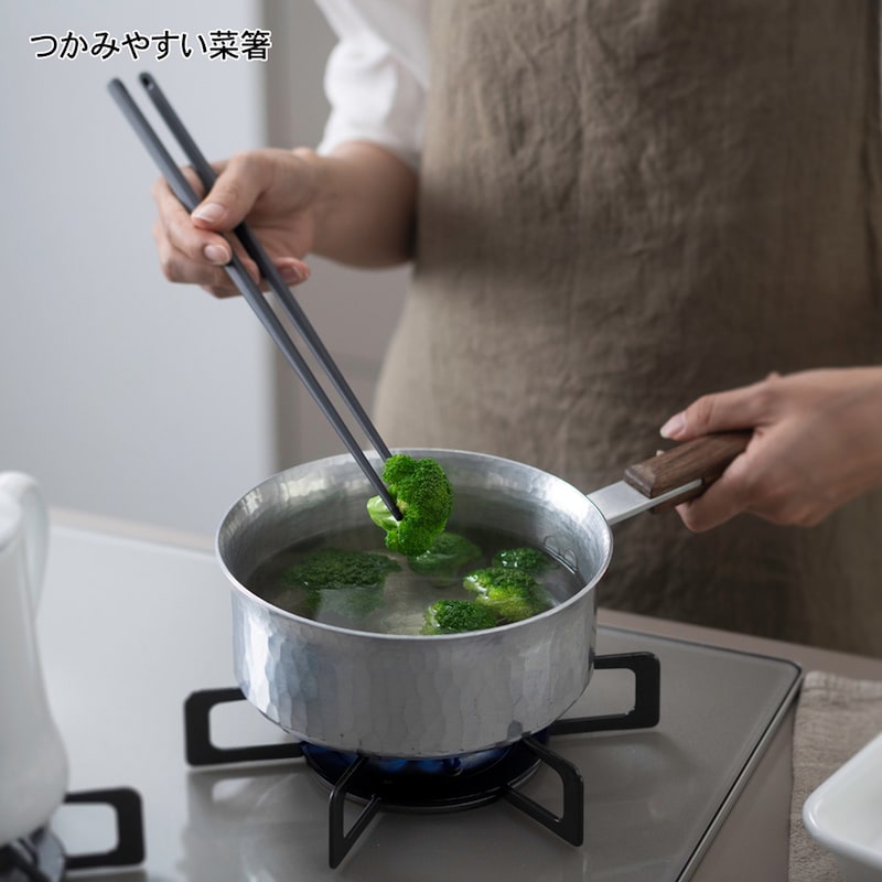 手にフィットして細かい食材も楽につかめます